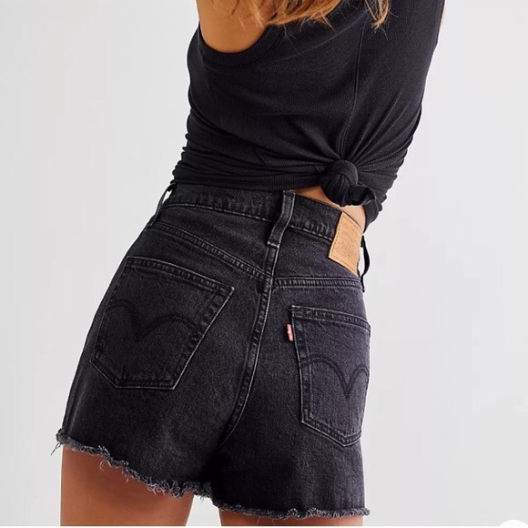 Aritzia Pants - Levi’s Ribcage Short in Black Bayou 26